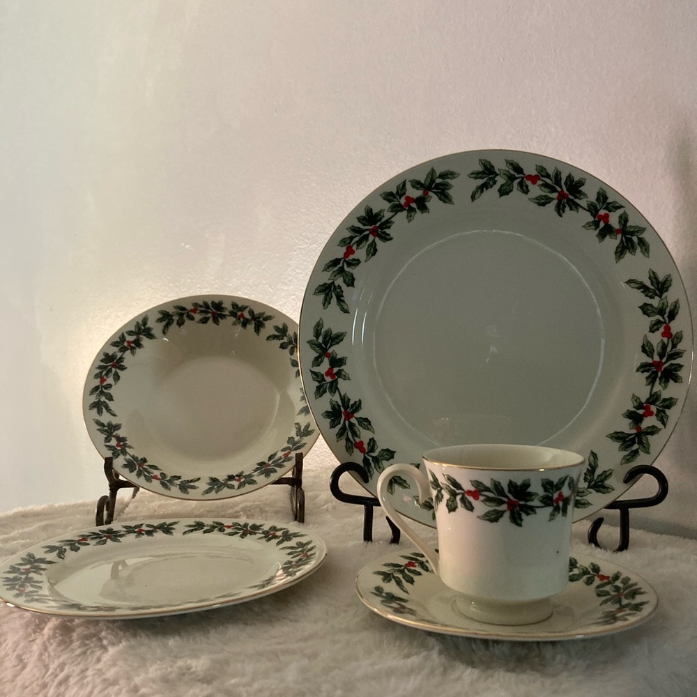 Baum Brothers Formalities “Holly” Gold Trim (5) Pc
Place Setting